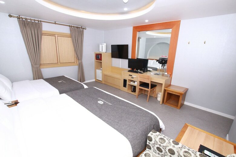 Hotel Amour & Symphony