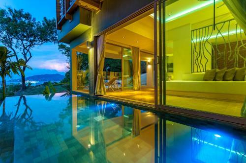 Hotel Crest Resort & Pool Villas