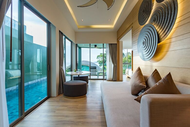 Hotel Crest Resort & Pool Villas