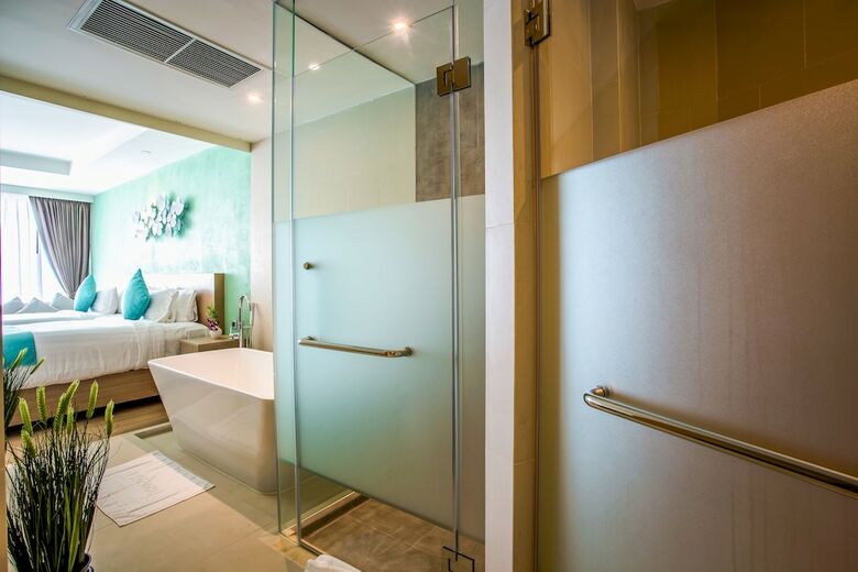 Hotel Crest Resort & Pool Villas