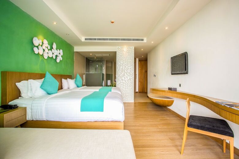Hotel Crest Resort & Pool Villas