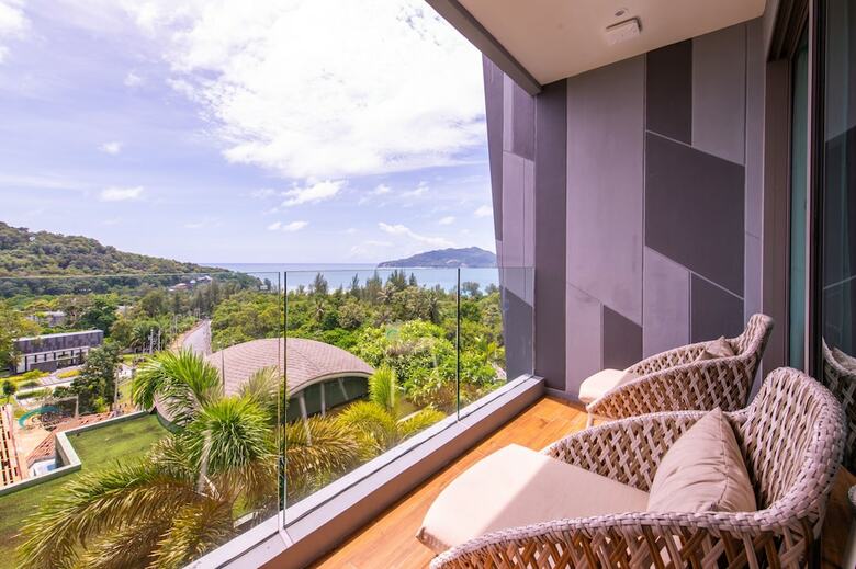 Hotel Crest Resort & Pool Villas