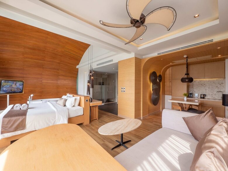 Hotel Crest Resort & Pool Villas