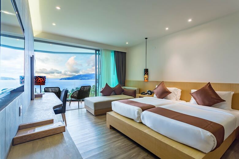 Hotel Crest Resort & Pool Villas