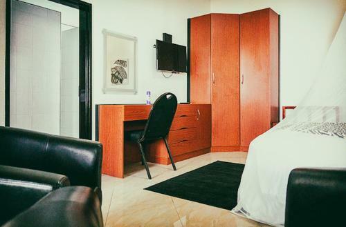 Le Dolphin's Grand Paradiso Hotel