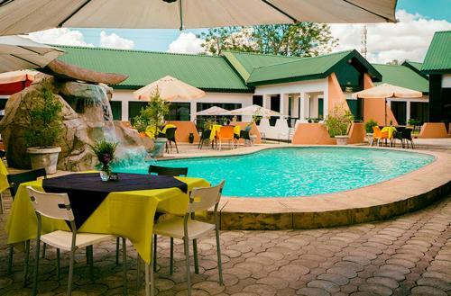 Le Dolphin's Grand Paradiso Hotel