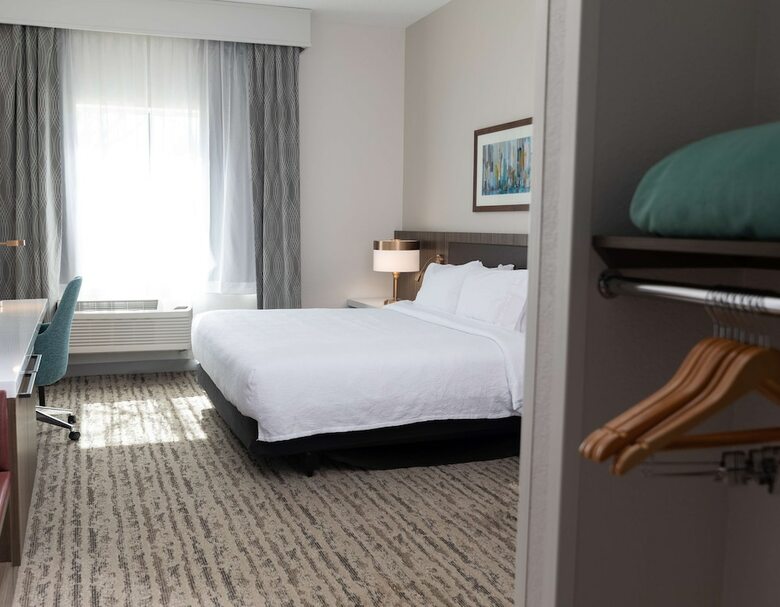 Doubletree By Hilton Hotel Des Moines Airport