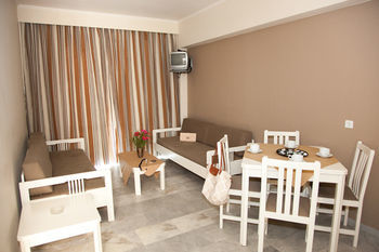 Aparthotel Golden Bay Suites
