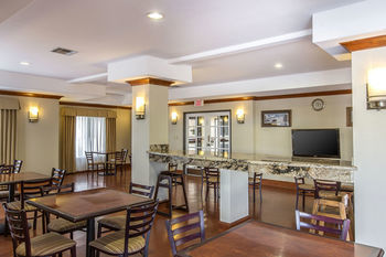 Hotel Rodeway Inn & Suites