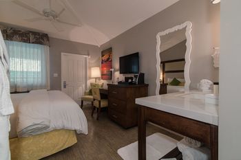 Hotel Almond Tree Inn