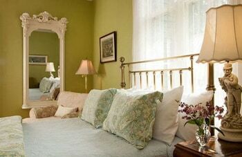 Bed & Breakfast Landmark Inn