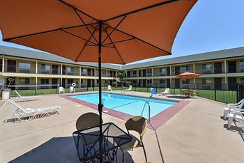 Hotel Lexington Inn & Suites