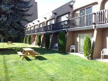 Village Green Hotel