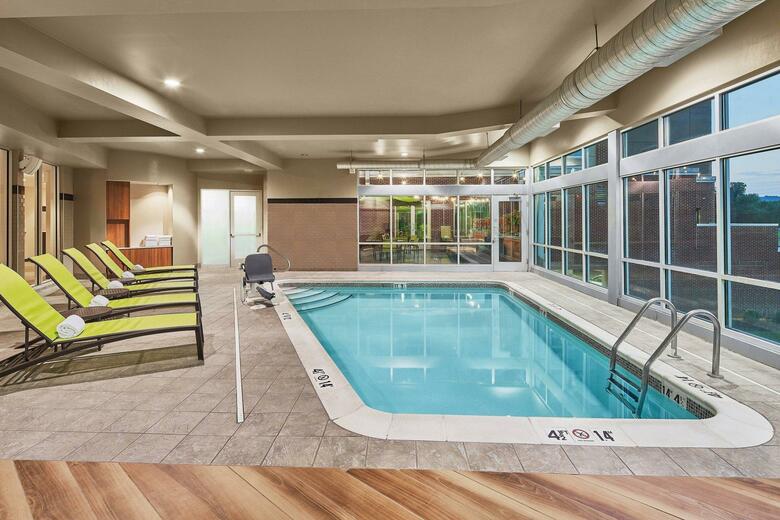 Hotel Cambria Suites