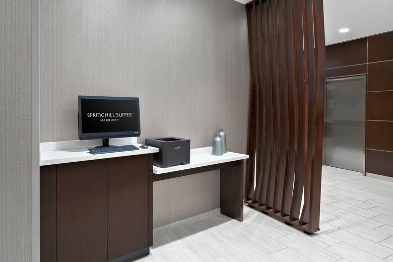 Hotel Cambria Suites