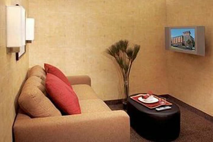 Hotel Cambria Suites