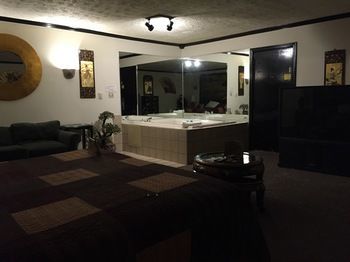 Hotel Wildwood Inn Tropical Dome & Theme Suites