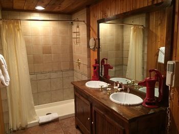 Hotel Wildwood Inn Tropical Dome & Theme Suites