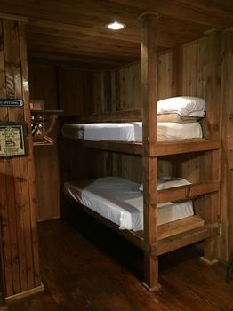Hotel Wildwood Inn Tropical Dome & Theme Suites