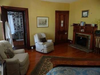 Bed & Breakfast Engadine Inn & Cabins