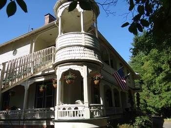 Bed & Breakfast Engadine Inn & Cabins