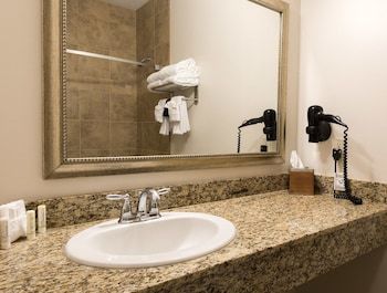 Hotel The Landmark Inn & Suites