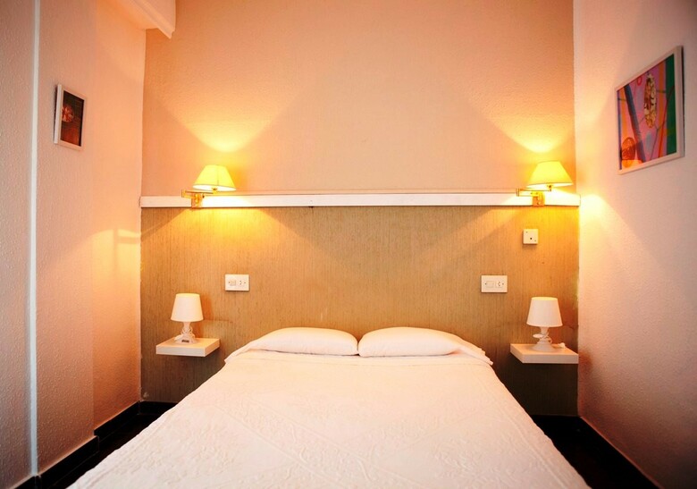 Hostal Malvarrosa Beach Rooms