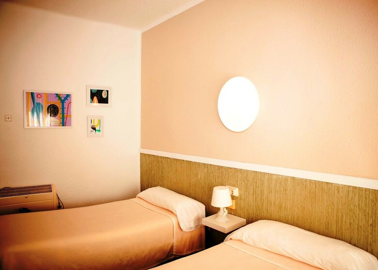 Hostal Malvarrosa Beach Rooms