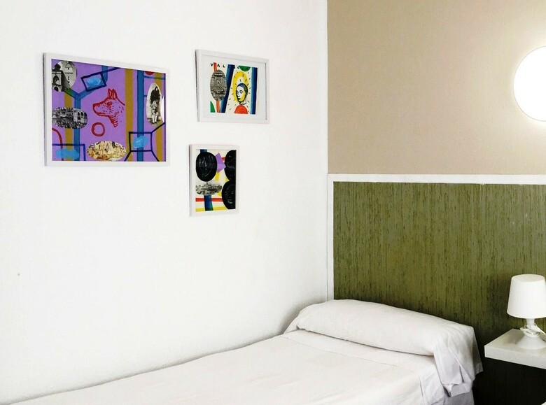 Hostal Malvarrosa Beach Rooms