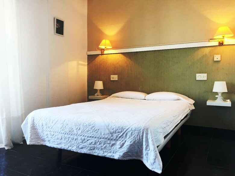 Hostal Malvarrosa Beach Rooms