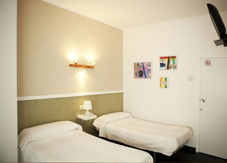 Hostal Malvarrosa Beach Rooms