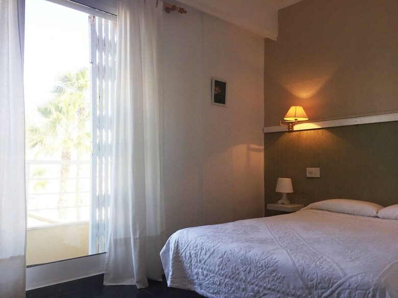 Hostal Malvarrosa Beach Rooms