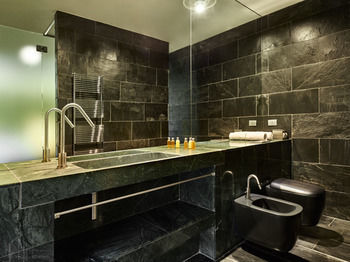 Hotel Maanja Lake Front Suite And Restaurant