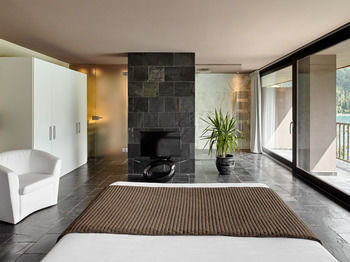 Hotel Maanja Lake Front Suite And Restaurant