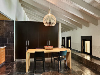 Hotel Maanja Lake Front Suite And Restaurant