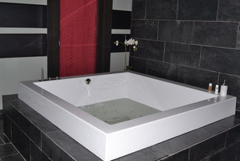 Hotel Maanja Lake Front Suite And Restaurant