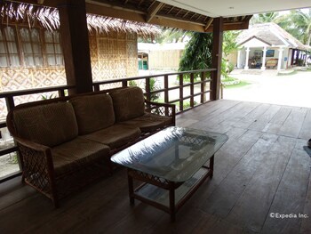 Hotel Whites And Greens Beach Resort
