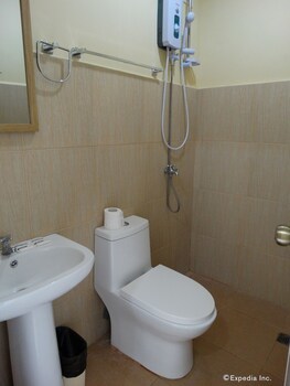 Hotel Whites And Greens Beach Resort