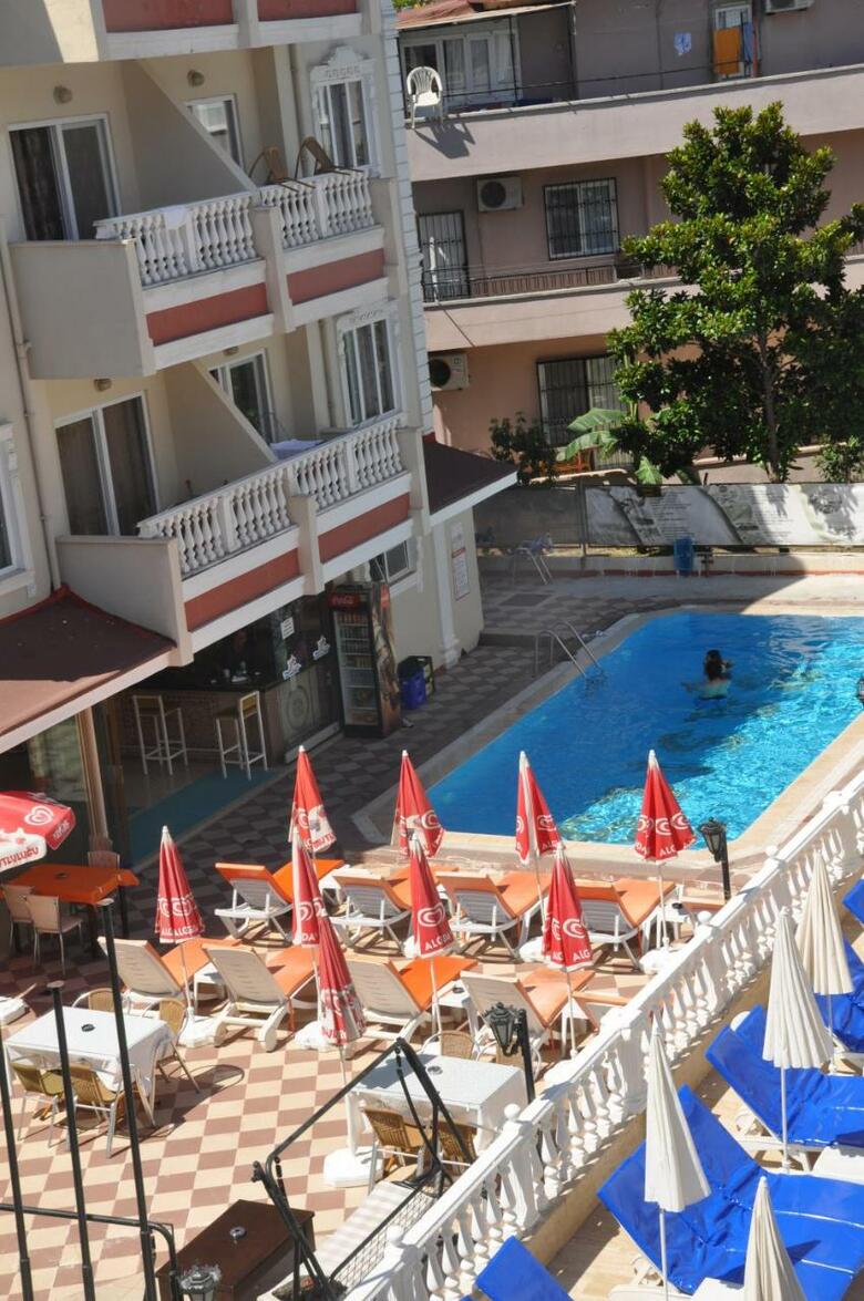 Basil's Apart Hotel