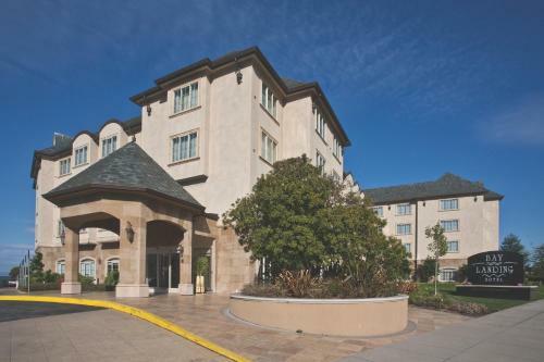 *bay Landing Hotel*