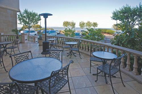 *bay Landing Hotel*