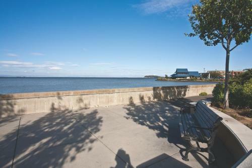 *bay Landing Hotel*
