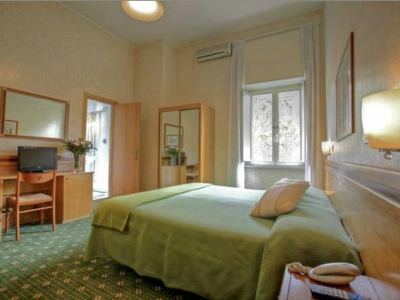 Hotel Embassy