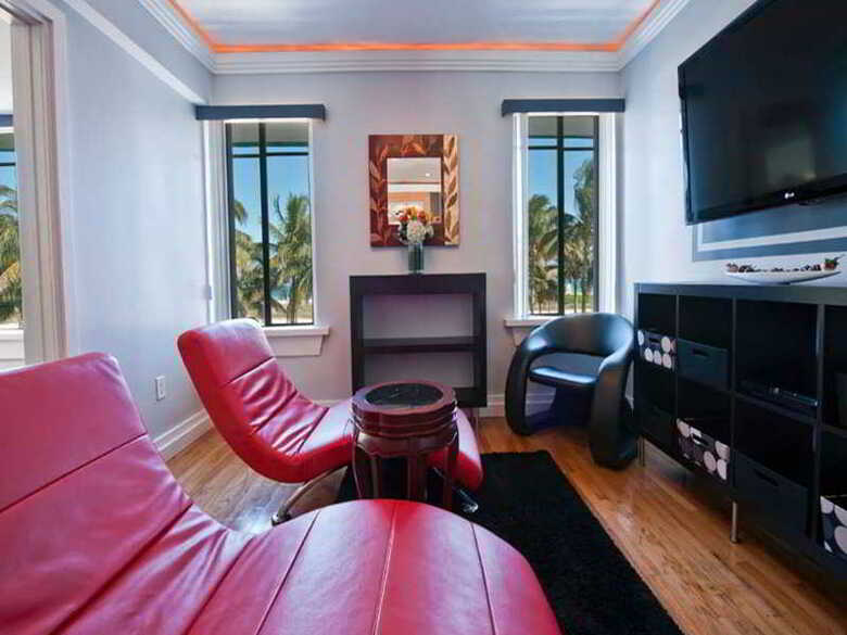 Colony Hotel