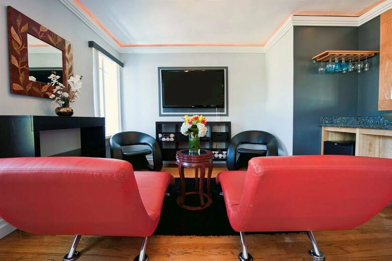 Colony Hotel