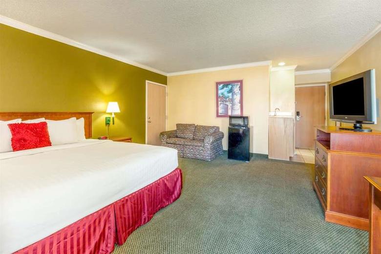 Hotel Baymont Inn And Suites
