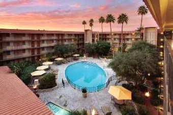Hotel Embassy Suites Phoenix Airport