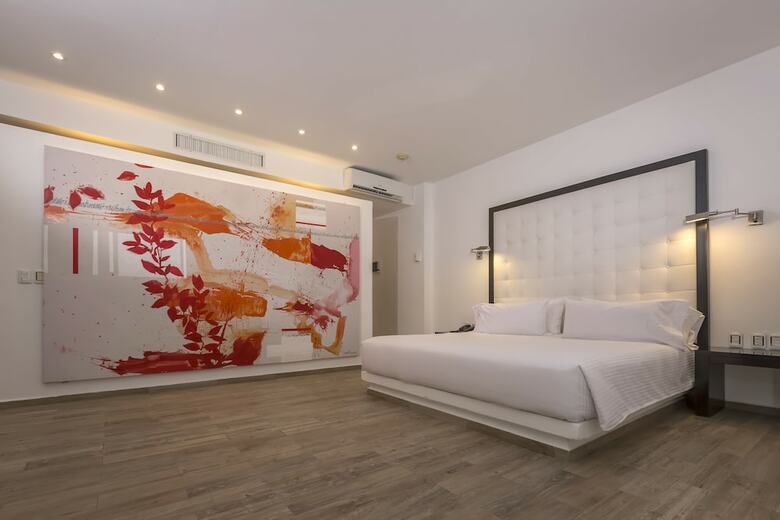 In Fashion Hotel Boutique