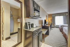 Holiday Inn Express Hotel & Suites
