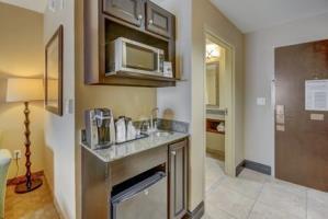 Holiday Inn Express Hotel & Suites